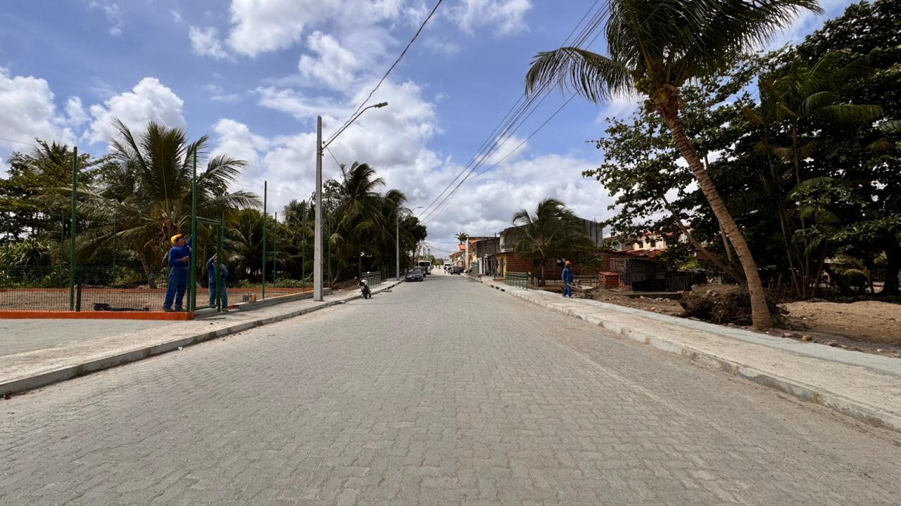 Rua D, no José Walter, após instalação de piso intertravado